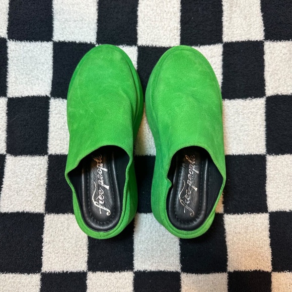 NWOB Free People Mantra Green Suede Platform Women's Mules - Picture 5 of 6